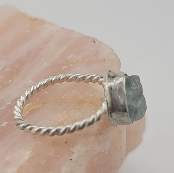 RAW AQUAMARINE STONE RING HANDMADE WITH TWISTED RING BAND IN STERLING SZ 7 - Picture 4 of 6